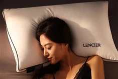 Hotelowe poduszki z piór z haftowaną etykietą